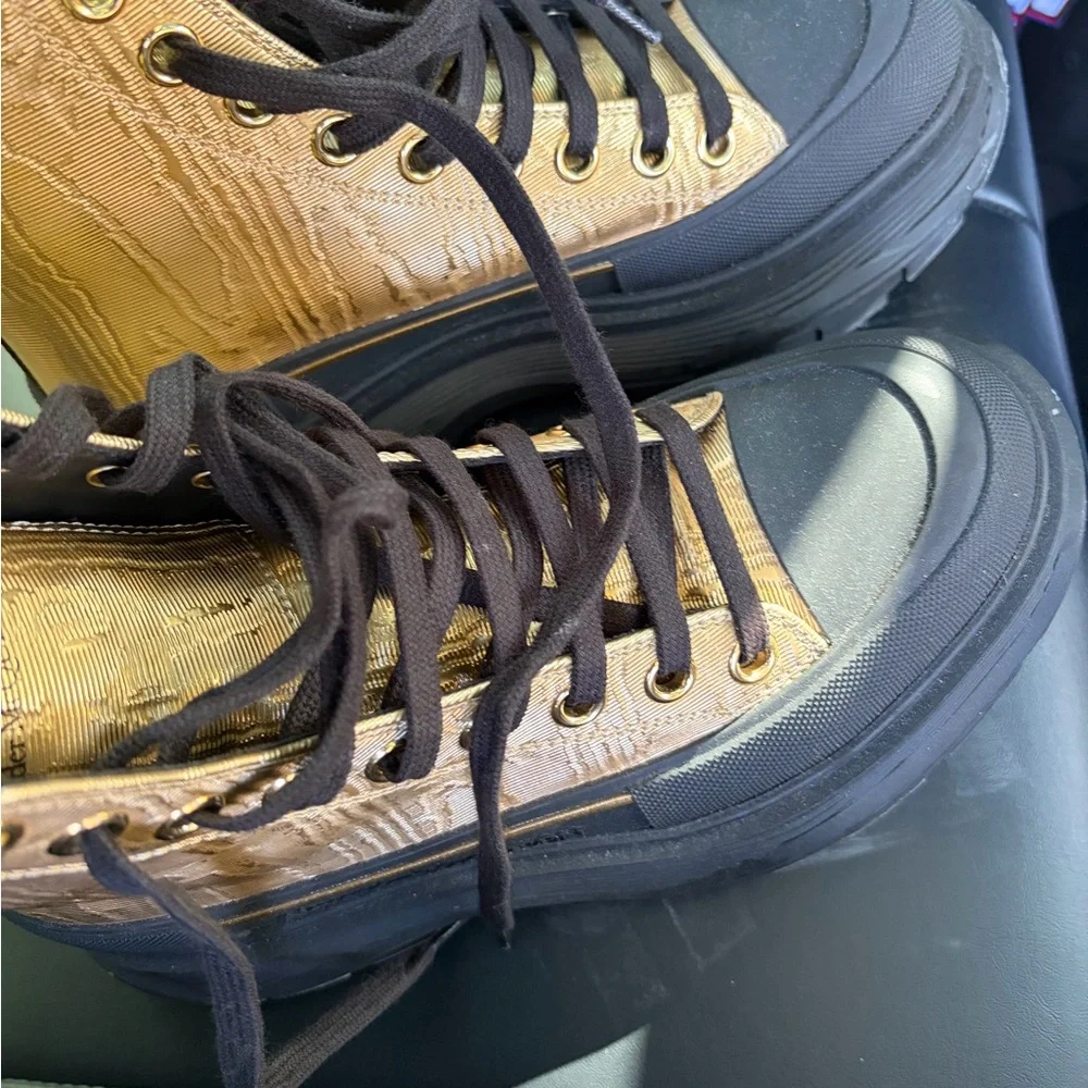 Alexander McQueen Gold and Black Textured Boots - Picture 7 of 7